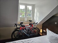 onze fietsen stallen we in de slaapkamer