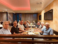 bij een Italiaan in Steinhem eten we pizza's en pasta's