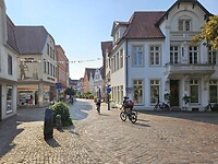 langzaam fietsend bewonderen we de mooie gebouwen in Warendorf