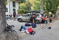 onze bagage wordt achter hotel Münnich uitgeladen