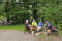 we worden gadegeslagen door een groep oudere dames, die gaan 'wandelen"