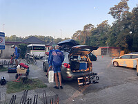 onze bagage wordt in bolderkarren vervoerd naar een lodge in de Veluwse Poort