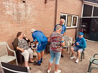 Sjef en Ankie zitten al aan de koffie, Mijke, Cees A en Cees Z volgen