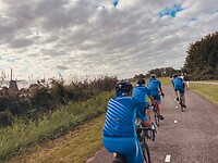 In een treintje fietsen we langs de Rotte richting Rotterdam