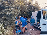 Eerste koffiestop aan de Kralingse Plas, Sjef bestuurt de volgwagen