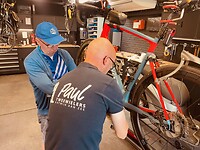 Sjef volgt aandachtig de reparatie bij Paul Tweewielers in Katwijk