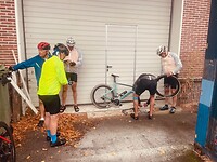 We zijn nog maar net vertrokken en Cees A scoort de 1e lekke band