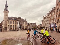 We staan stil voor het Stadhuis op de Grote Markt in Lier