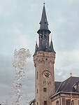 De waterstraal van het fontein komt bijna net zo hoog als de torenspits van het stadhuis
