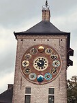 De Zimmertoren heeft een uurwerk met daarin ook ons zonnestelsel