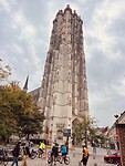 De 13e-eeuwse Sint-Romboutskathedraal met de hoge toren wordt bewonderd