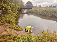 Mijn sandalen maak ik baggervrij in het snel stromende riviertje