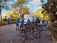 Dirk probeert telefonisch een afspraak te maken bij een Rotterdamse fietsenmaker