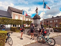 De lunch is gepland in het centrum van Anor, maar waar blijven Dirk en Sjef?
