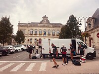 Gelukkig kunnen we de bus hier wel voor het Gemeentehuis parkeren