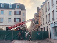Ons Hotel Les Chevaliers is met de bus niet te bereiken, we moeten met de bagage lopen