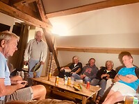 Na het diner drinken we nog een "afzakkertje" onder de hanenbalken