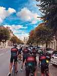Geimponeerd door de enorme kathedraal fietsen we langzaam Reims binnen.