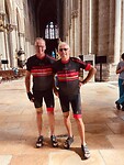 Paul en Gert in fietskleding op sandalen binnen de enorme kathedraal met de vele beelden