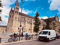 Voor de Saint-Remi kathedraal kunnen we onze volgwagen wel parkeren