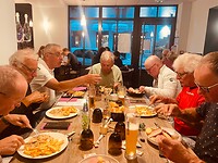 Sjef, Paul en Gert kozen voor zuurkool met worst, Dirk koos voor eend, de rest at "gewoon"
