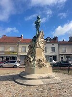 We drinken koffie bij het standbeeld van Kolonel Moll in Vitry-le-François