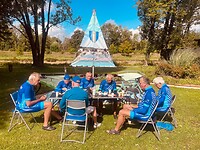 De lunch is in een parkje bij een brug over Canal Champagne en Bourgogne in Chamouiley