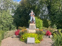 Voor de verandering is dit monument uit de WO I erg kleurrijk in Vouécourt