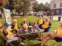 In Langres drinken we gezellig koffie bij de 3.5 km lange stadsmuren uit de Middeleeuwen