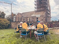 We lunchen in Dommarien naast een romaanse kerk, die gerestaureerd wordt