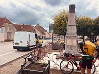 Weer bij een WO I monument bij de Mairie in Norges-la-Ville is de cola-stop, vlak voor de val