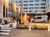 De ingang van de SEH in Dijon is voor onbevoegden moeilijk te bereiken.