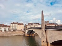 De brug over de Saône, die Chalon in 2 delen splitst