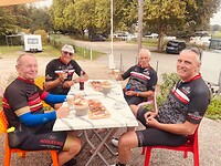 Op een camping scoren we stokbrood, die met beleggen met worst