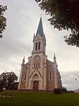 Voor de mooie kerk in Jayat drinken we cola, hier ruilen Gert en Paul van plaats