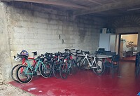 Onze fietsen werden gestald in een grote ruimte met uitzicht op de tuin en het zwembad.