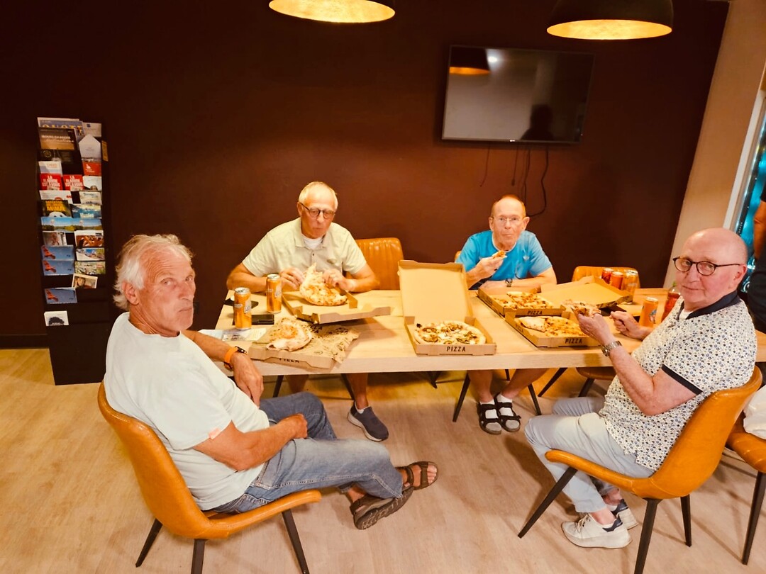 In de lobby van het hotel genieten we van de bezorgpizza's, die we zonder bestek oppeuzelen