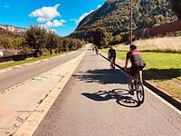 Gaandeweg fietsen we steeds verder het dal uit