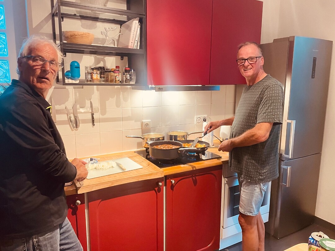 Na het bieren zijn Paul en Cees A druk in de keuken met het bereiden van een macoroni schotel
