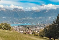 Na de beklimming van de Col de Leschaux zien we het blauwe meer in de afdaling opdoemen