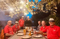 We zitten nog na te genieten van de BBQ in onze rode Team9goesSwiss shirts met hoedjes uit 2019