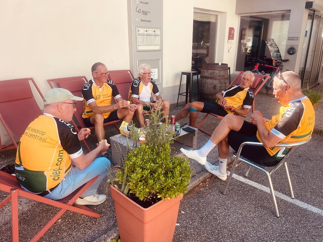 Bij aankomst in het Camponile Hotel staan de luie stoelen voor ons klaar, de fietsreis zit erop