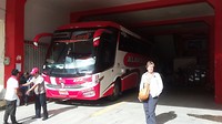 De ingang van het busstation