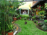 Samen in de tuin van het hotel
