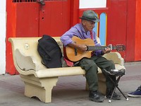 Hoofdstraat, oude muzikant