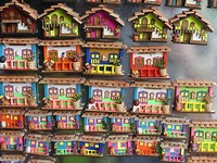 Bord met souvenirs