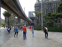 Metro nabij plaza de Botero