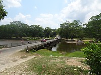 Houten brug over de Macal rivier