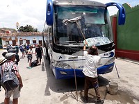 De ruiten van de bus wordt nog even schoongemaakt