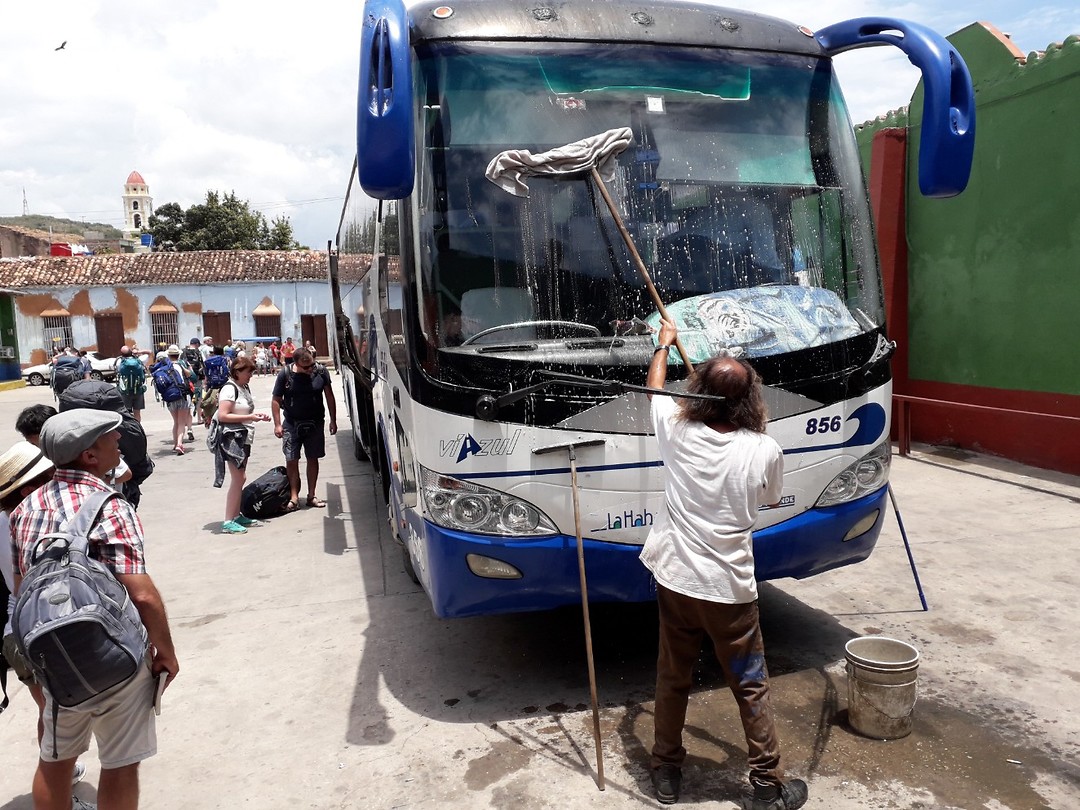 De ruiten van de bus wordt nog even schoongemaakt